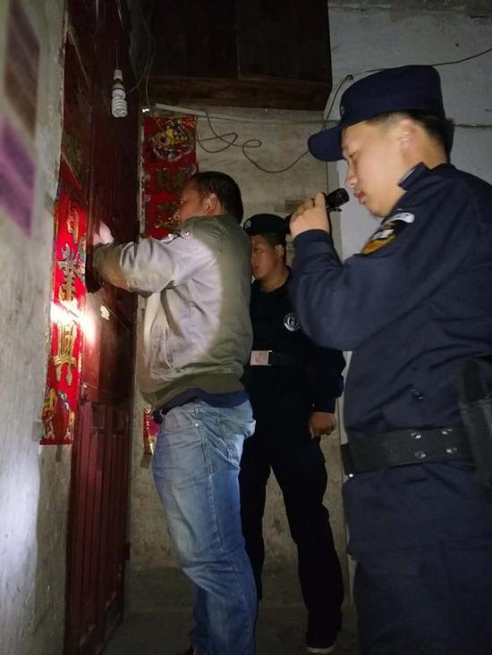 岳阳粗心妈妈误将幼女锁家中 