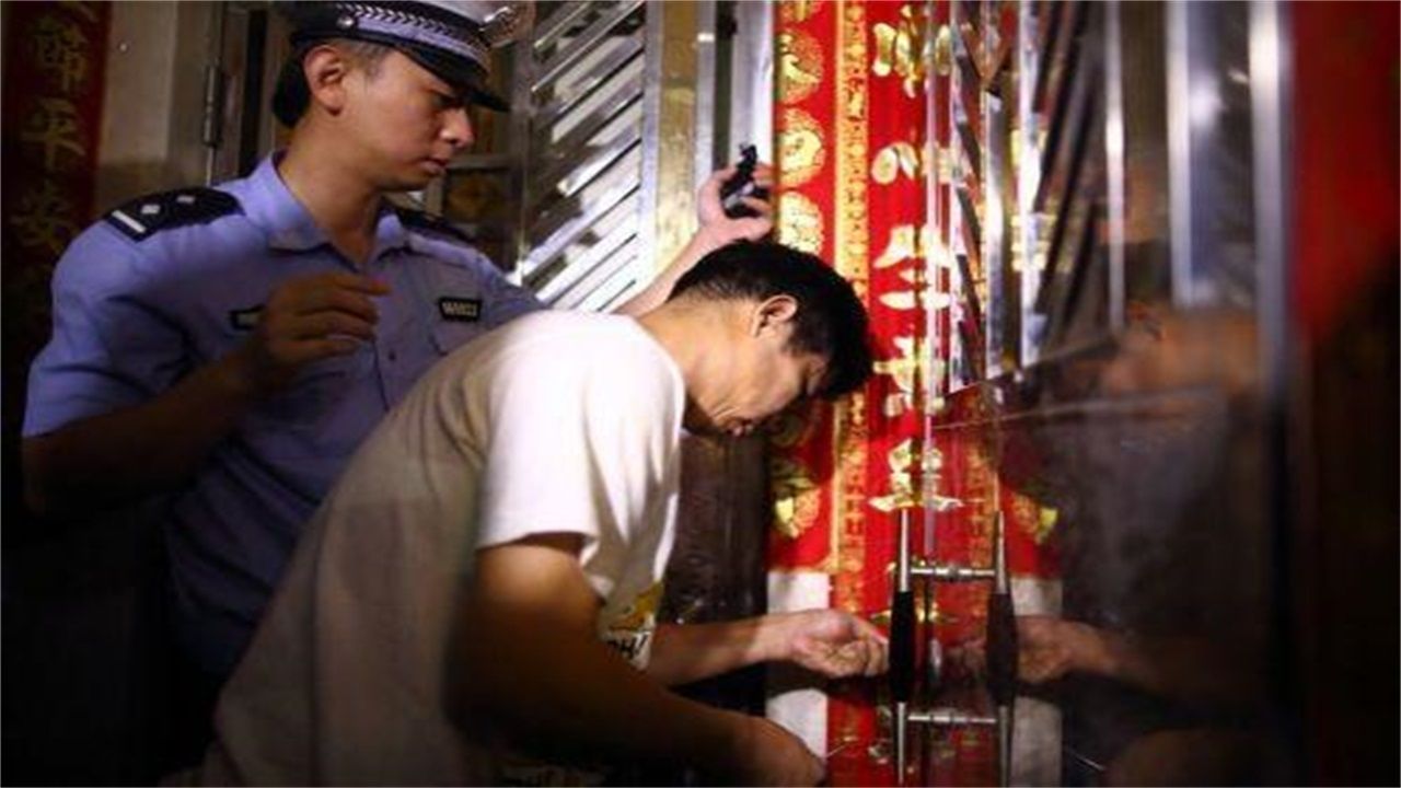 岳阳请开锁师傅开了锁后，师傅